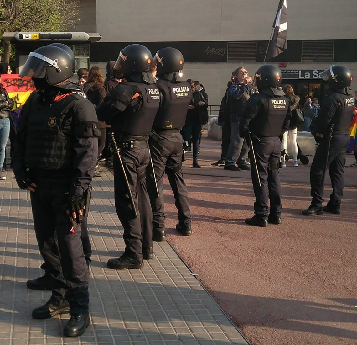 Mossos separen els antifeixistes dels membres de Vox a Badalona/ Twitter @PradesJordi