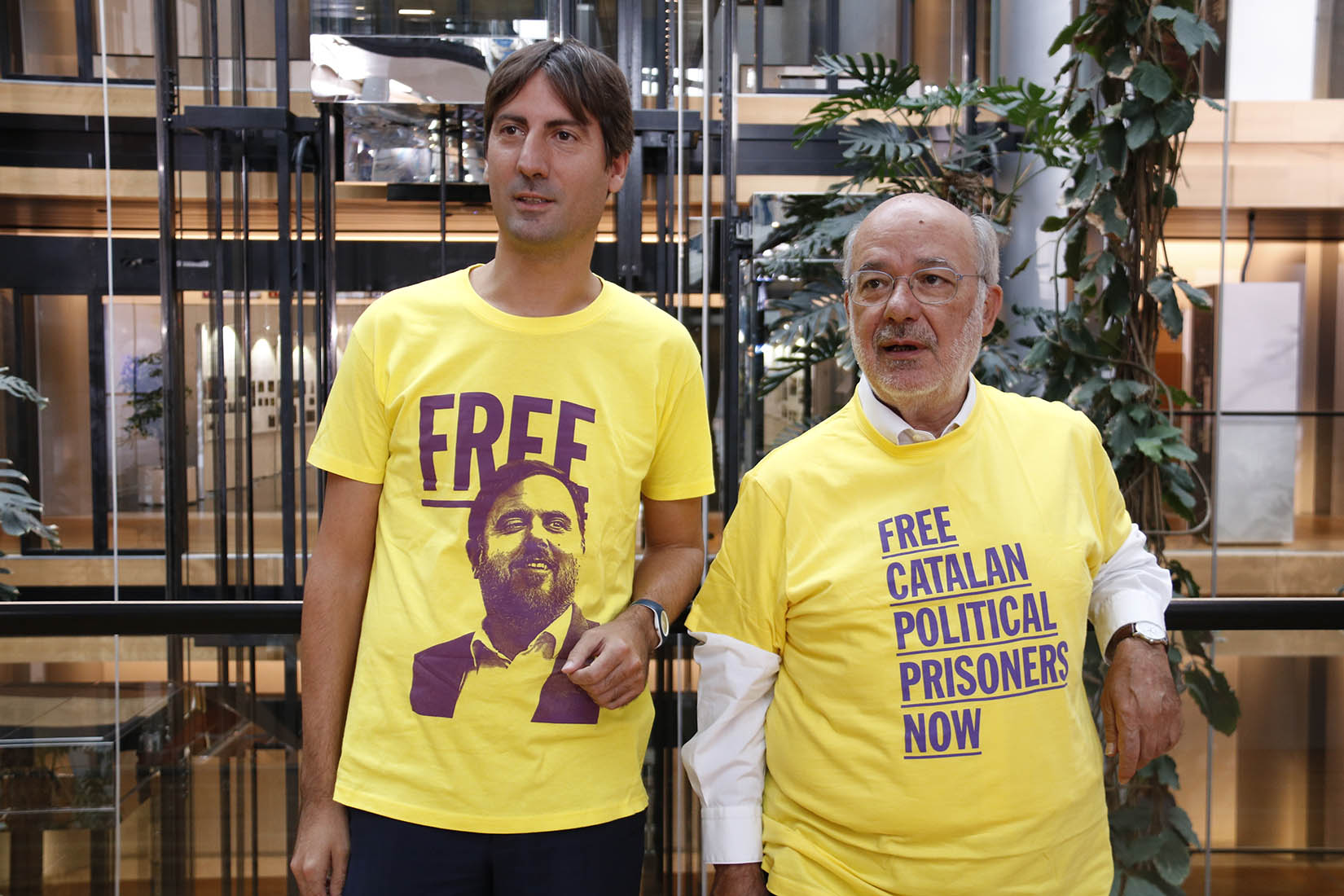 Els eurodiputats d'ERC Jordi Solé i Josep-Maria Terricabras, amb samarretes de suport als presos polítics al Parlament Europeu, a Estrasburg