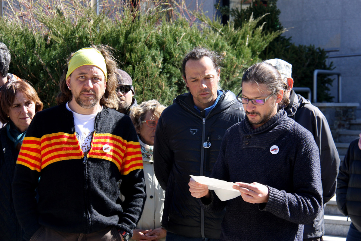 Els dos membres del CDR de Cerdanya Roger Juvé i Marçal Rocías, juntament amb Tomàs Sayes, un altre integrant que va ser investigat per uns altres fets i que llegeix un manifest