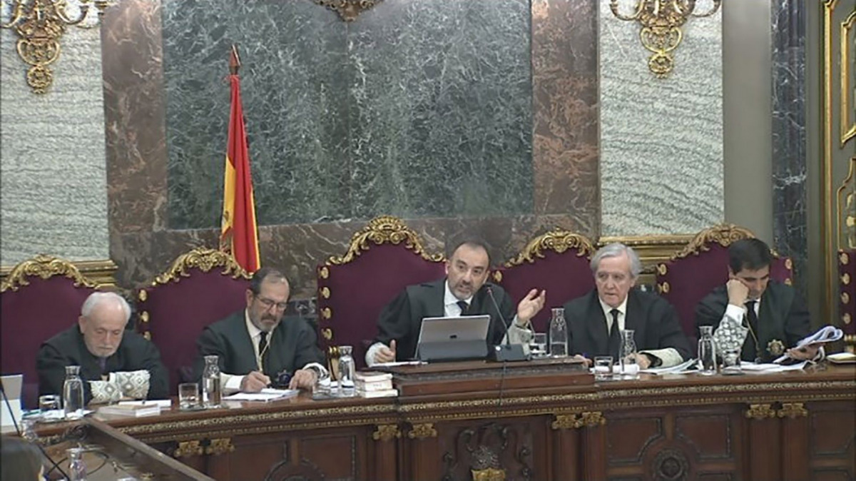 Pla general del tribunal del judici de l'1-O al Suprem, amb el jutge Luciano Varela a l'extrem esquerre