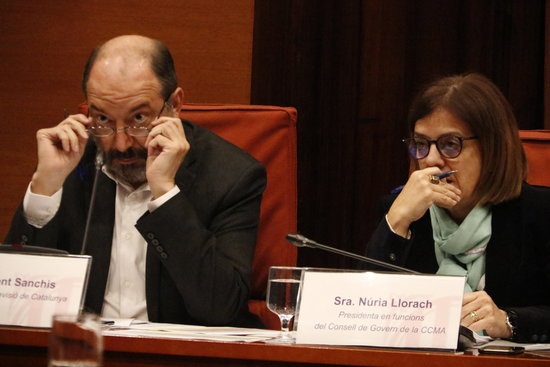 Pla mitjà del director de TVC, Vicent Sanchis, i la presidenta en funcions de la CCMA, Núria Llorach, en la comissió de control a la CCMA del 5 d'abril del 2019