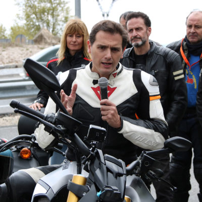 El president de Cs, Albert Rivera, pujat a una moto fent declaracions a la Sierra de Madrid