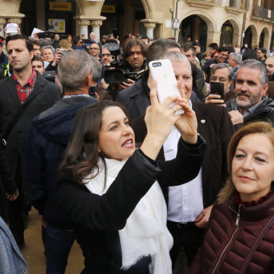 La candidata de Cs Inés Arrimadas enregistra amb el seu telèfon mòbil els balcons de la plaça Major de Vic, plens d'estelades