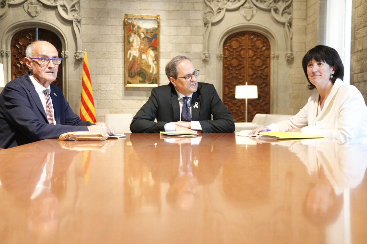 La presidenta de l'ANC, Elisenda Paluzie, i el vicepresident, Pep Cruanyes, reunits amb el president de la Generalitat, Quim Torra
