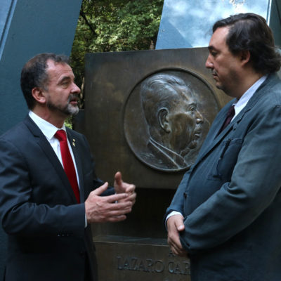 El nét del president mexicà que va donar refugi als exiliats espanyols, Cuate Cárdenas Batel, parlant amb el conseller Alfred Bosch