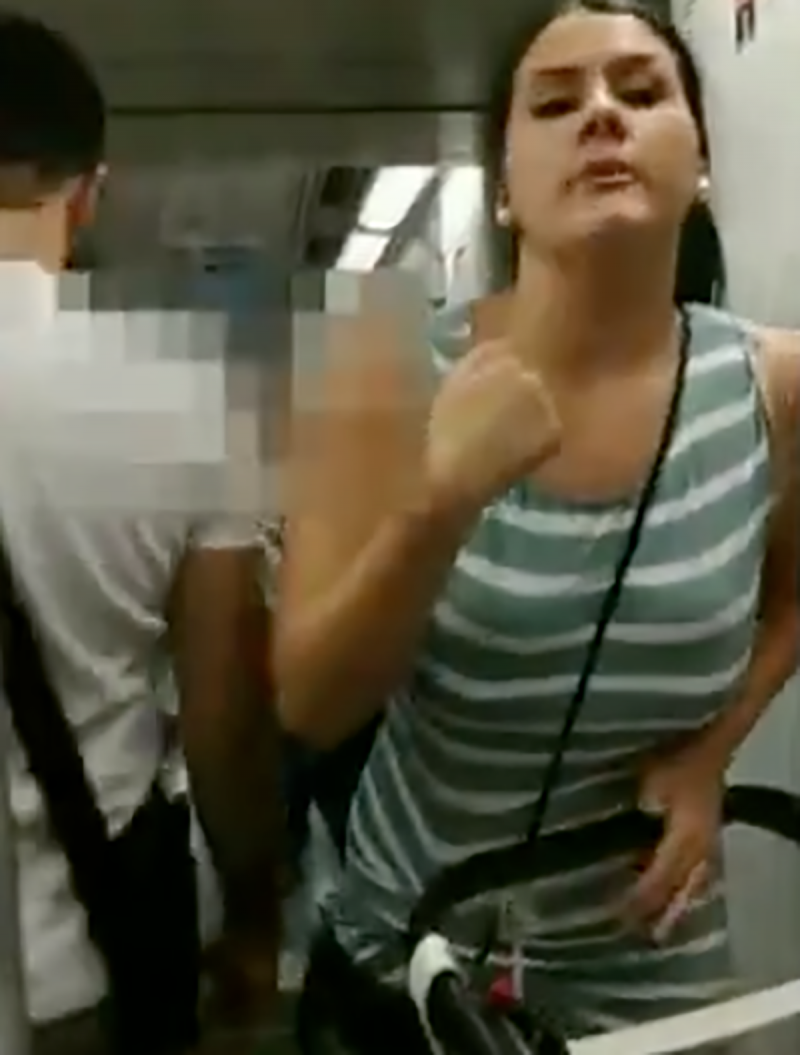 Una captura de pantalla del vídeo publicat per l'agredida