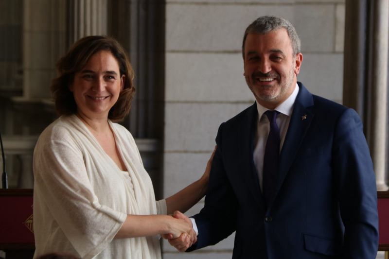 L'alcaldessa de Barcelona, Ada Colau, i el líder del PSC, Jaume Collboni, encaixant les mans