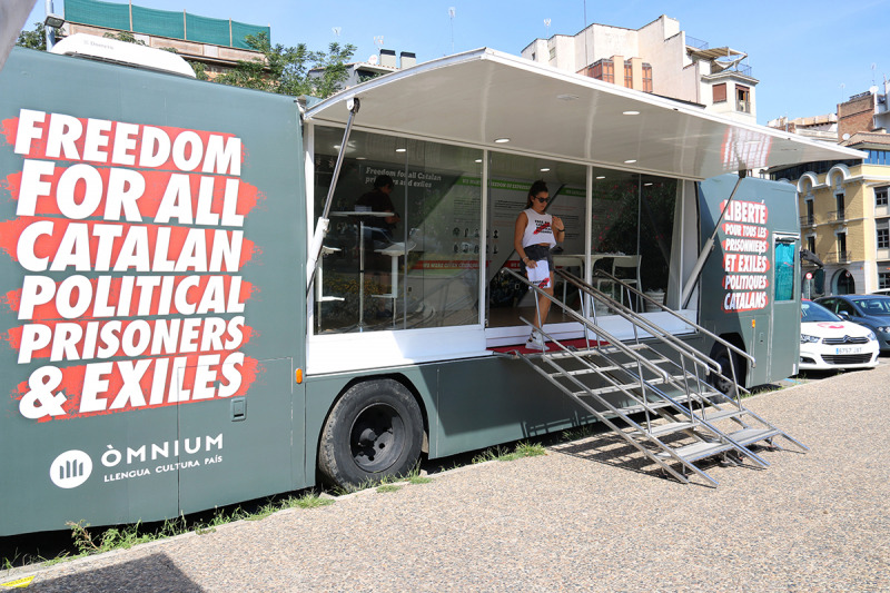 El bus d'Òmnium Cultural a la plaça Catalunya de la ciutat de Girona