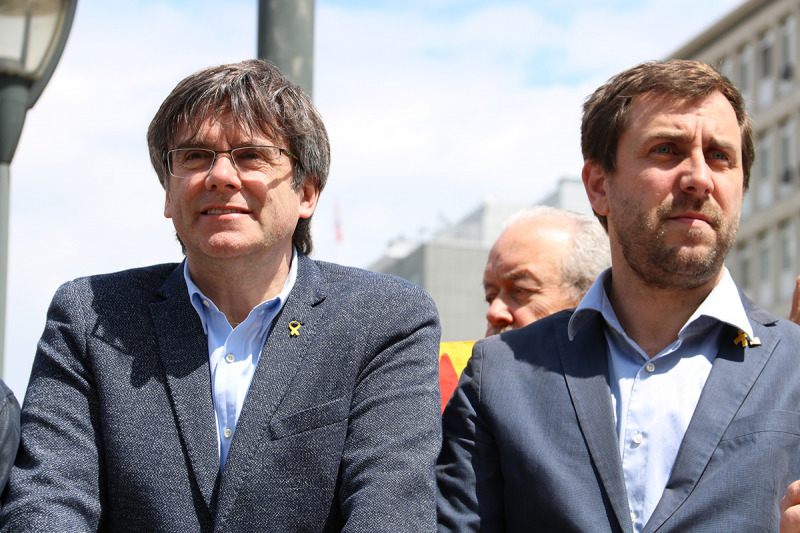 Els eurodiputats electes de JxCat Carles Puigdmeont i Toni Comín durant la manifestació pel final del judici de l'1-O davant la Comissió Europea, a Brussel·les