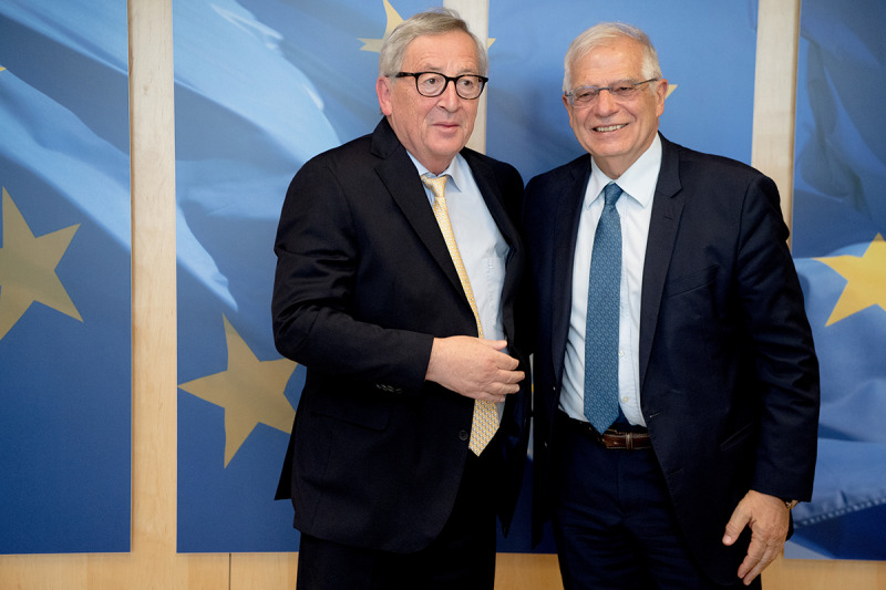 El president de la CE, Jean-Claude Juncker, i el ministre d'Exteriors espanyol, Josep Borrell, abans de la seva reunió sobre la candidatura com a Alt Representant de la UE