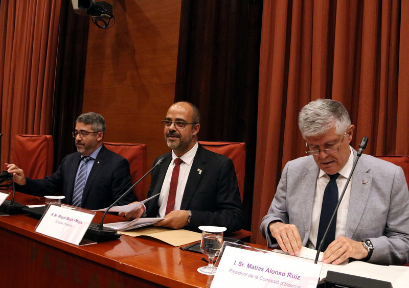 El conseller d'Interior, Miquel Buch, amb el director general dels Mossos, Andreu Joan Martínez, i el president de la comissió d'Interior del Parlament, Matías Alonso