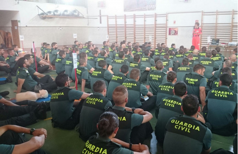 Agents de la Guardia Civil rebent classes en un gimnàs