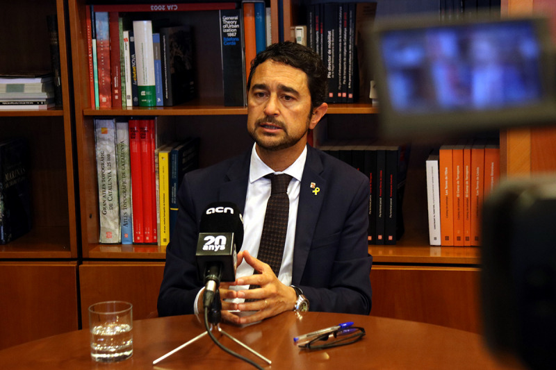 El conseller de Territori i Sostenibilitat, Damià Calvet, davant d'una càmera de l'ACN durant una entrevista