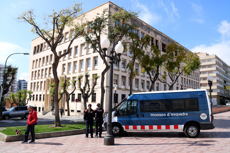 Dos agents i un vehicle dels Mossos d'Esquadra custodiant l'edifici de l'Audiència de Tarragona