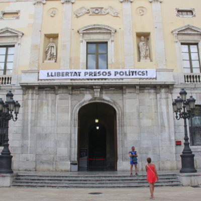 Pla general de la façana de l'Ajuntament de Tarragona, amb la pancarta 'Llibertat presos polítics!'