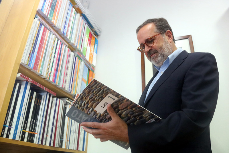 El president de la comissió de llibre de text del Gremi d'Editors de Catalunya, Antoni Garrido, fullejant un llibre de llatí