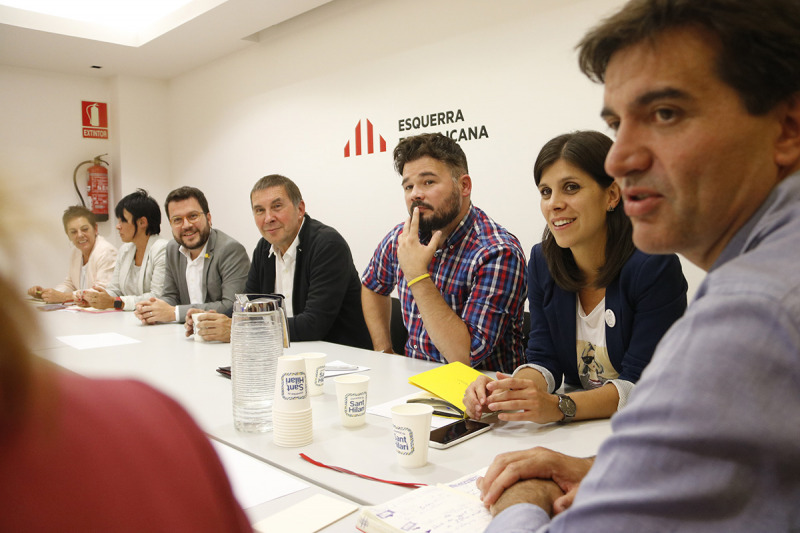 L'adjunt a la presidència d'ERC, Pere Aragonès, amb Arnaldo Otegi (Bildu) i Gabriel Rufián, Marta Vilalta i Sergi Sabrià en una reunió entre les dues formacions