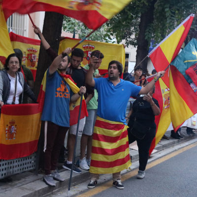 Espanyolistes davant la caserna de la Guàrdia Civil de Travessera de Gràcia, a Barcelona
