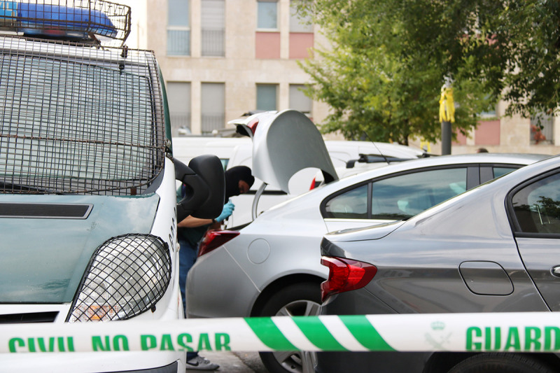 Imatge d'un agent de la Guàrdia Civil escorcollant un cotxe a Sabadell, el 23 de setembre de 2019