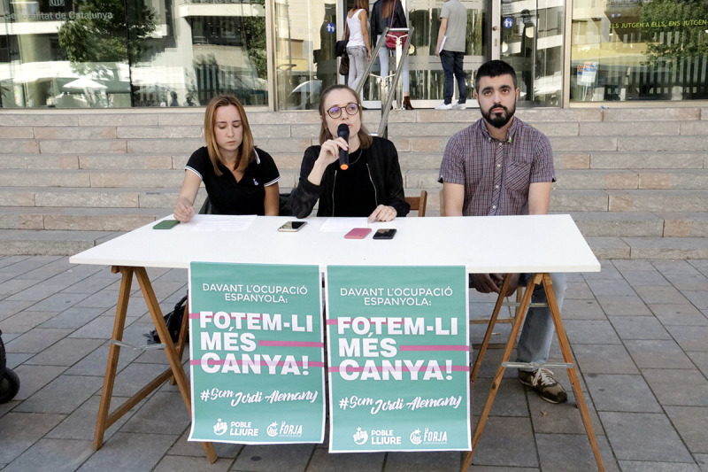Presentació de la campanya de solidaritat amb l'activista de Girona acusat d'ultratge a la banderaPresentació de la campanya de solidaritat amb l'activista de Girona acusat d'ultratge a la bandera