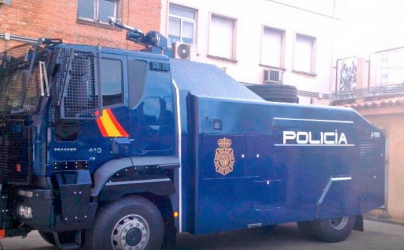 El camió llança aigua de la Unitat d'Intervenció Policial
