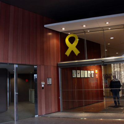 L'entrada del Departament de Territori de la Generalitat de Catalunya amb dos llaços grocs