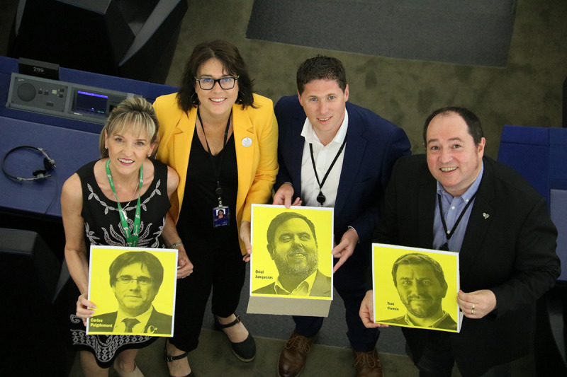 Els eurodiputats Martina Anderson, Matt Carthy, Diana Riba i Pernando Barrena ensenyant les fotos de Carles Puigdemont, Oriol Junqueras i Toni Comín dins l'hemicle del Parlament Europeu, a Estrasburg