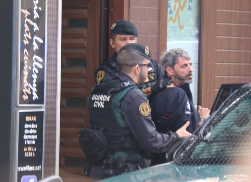 Dos agents de la Guàrdia Civil s'emporten un membre dels CDR a Sabadell