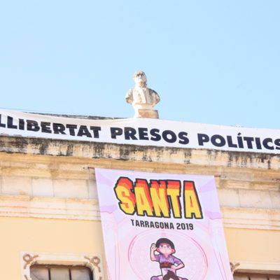 La pancarta "llibertat presos polítics" penjada al balcó de l'Ajuntament, després del ple que ha aprovat mantenir-la