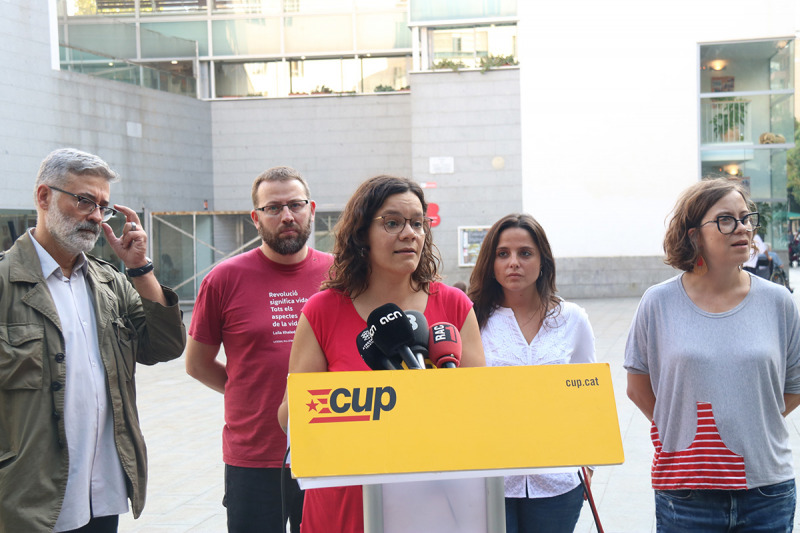 Pla conjunt dels diputats de la CUP-CC Carles Riera, Vidal Aragonès, Natàlia Sànchez i Maria Sirvent, i de la membre del Secretariat Nacional Eulàlia Reguant, en una roda de premsa