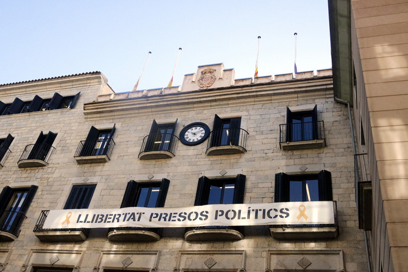 La pancarta amb el lema 'Llibertat presos polítics' que encara hi havia aquest 8 d'octubre del 2019 a la façana de l'Ajuntament de Girona