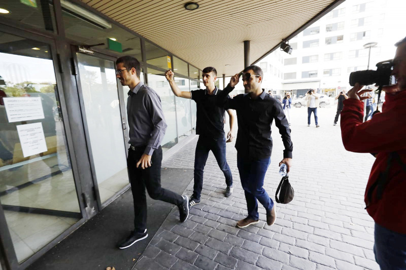 Els tres estudiants de la UAB acusats d'estripar una bandera espanyola, entrant als Jutjats de Sabadell en el judici