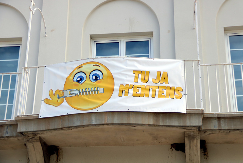 El cartell que s'ha despenjat a la façana de l'Ajuntament del Port de la Selva