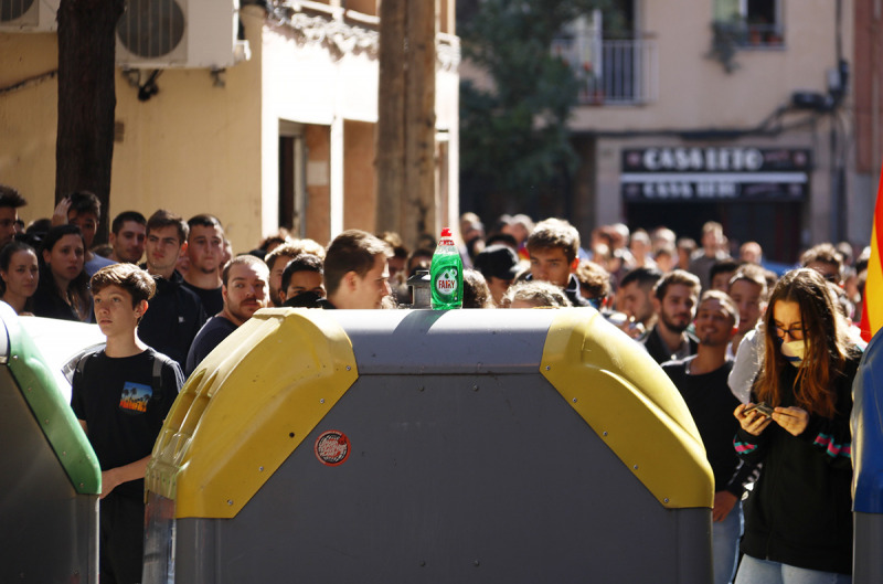 Pla detall d'una ampolla de detergent Fairy sobre un contenidor durant una protesta al barri d'Horta de Barcelona el 16 d'octubre de 2019