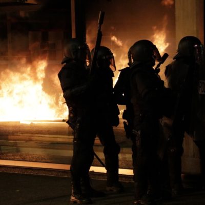 Policies nacionals amb el reflex de les barricades en flames