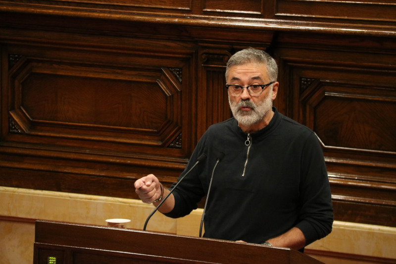 El diputat de la CUP Carles Riera, intervenint al ple després de la compareixença de Quim Torra