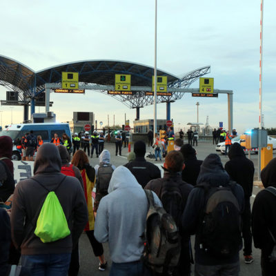 Pla obert d'alguns dels 200 manifestants que tallen l'accés al port de Tarragona, a l'A-27, el 18 d'octubre del 2019