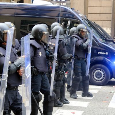 Imatge d'agents antiavalots de la policia espanyola preparats per carregar