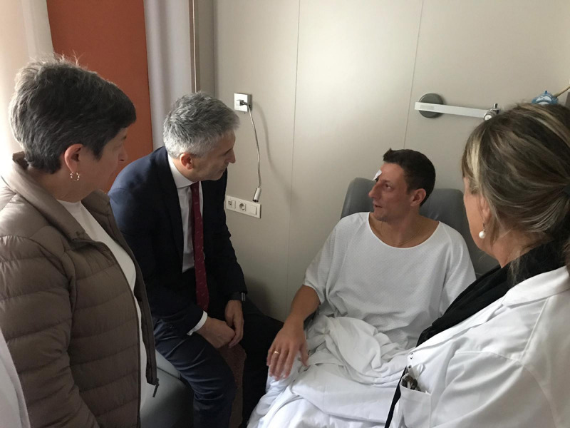 El ministre Grande-Marlaska i la delegada del govern espanyol, Teresa Cunillera, visiten un Policia Nacional a l'hospital