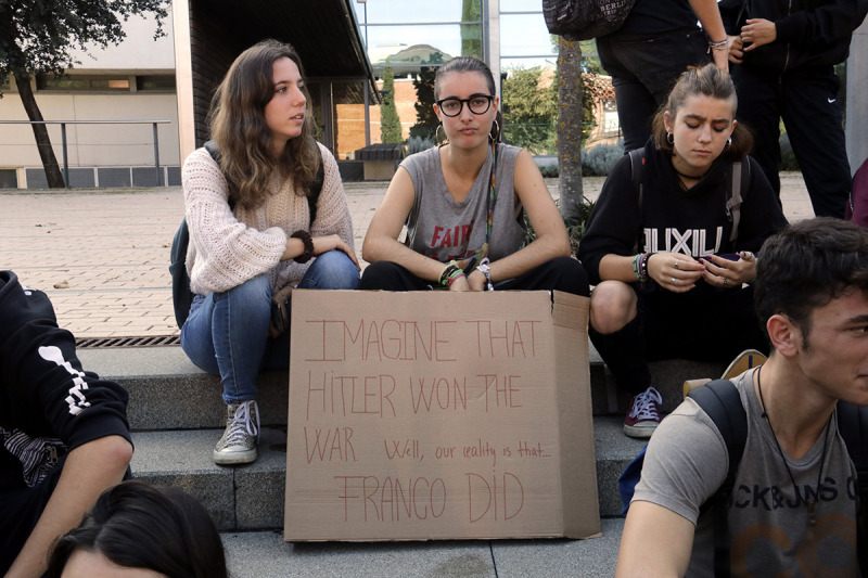 Estudiants amb una pancarta a Girona, el 24 d'octubre del 2019