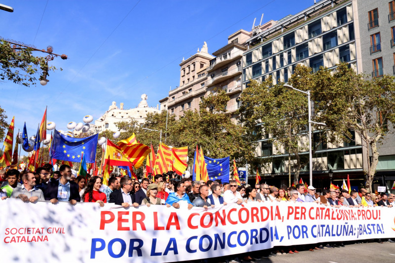 La capçalera de la manifetació de Societat Civil Catalana a Passeig de Gràcia de Barcelona