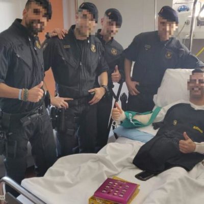 Agents de la BRIMO visiten un policia espanyol a l'hospital