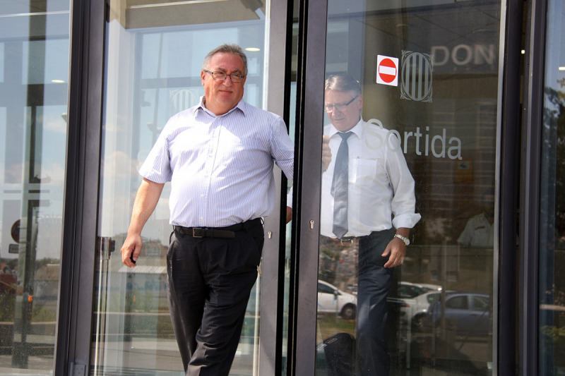 Francisco Fernández surt dels jutjats de Terrassa seguit del seu advocat