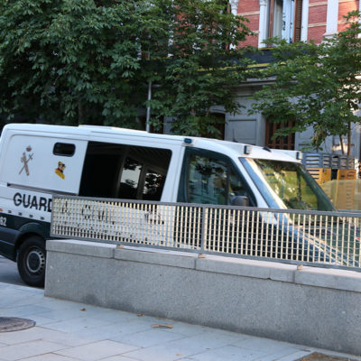 Una furgoneta de la Guàrdia Civil a l'arribada a la rampa del pàrquing de l'Audiència Nacional