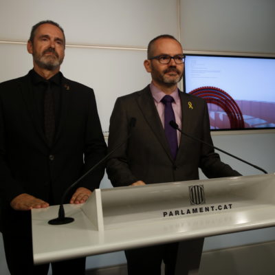 El vicepresident del Parlament i el secretari primer de la Mesa, Josep Costa i Eusebi Campdepadrós, en roda de premsa