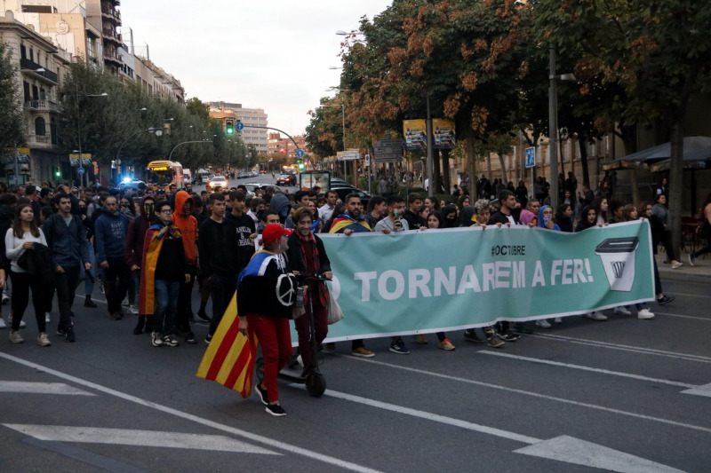 Pla obert on es pot veure una manifestació de joves a Lleida per protestar contra les detencions en els aldarulls per la sentència de l'1-O, el 17 d'octubre de 2019