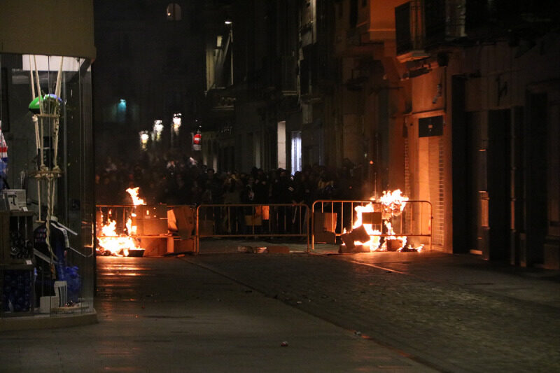 Barricades enceses al carrer Nou de Girona en el marc d'una protesta contra la sentència de l'1-O