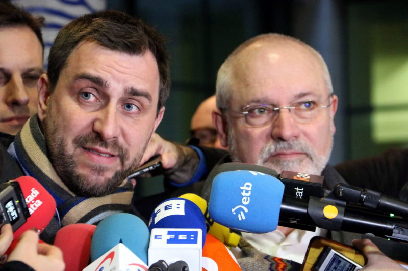 Lluís Puig i Toni Comín atenent els mitjans després de la compareixença davant del jutge d'instrucció per l'euroordre