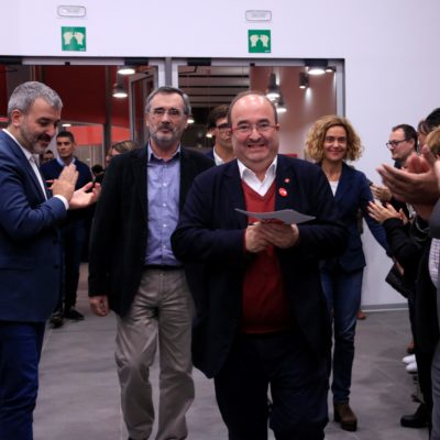 Pla obert del líder del PSC, Miquel Iceta, amb els candidats electes Meritxell Batet i Manuel Cruz, somrients