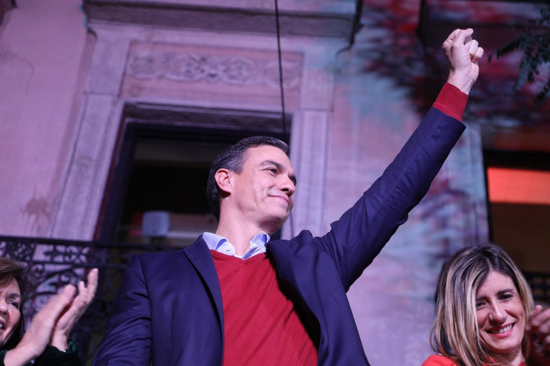 Pedro Sánchez, líder del PSOE, aixeca el puny en senyal de victòria després de les eleccions estatals el 10 de novembre del 2019